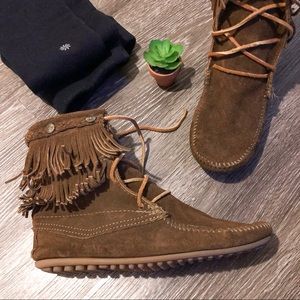 Minnetonka | 8 | boots moccasins in tan w fringe